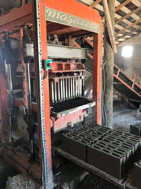 მეორადი 6 ცალი ნახევრად ავტომატური ბრიკეტის მანქანა